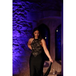 Vestido de noite preto com lantejoulas e transparência de alça com racha