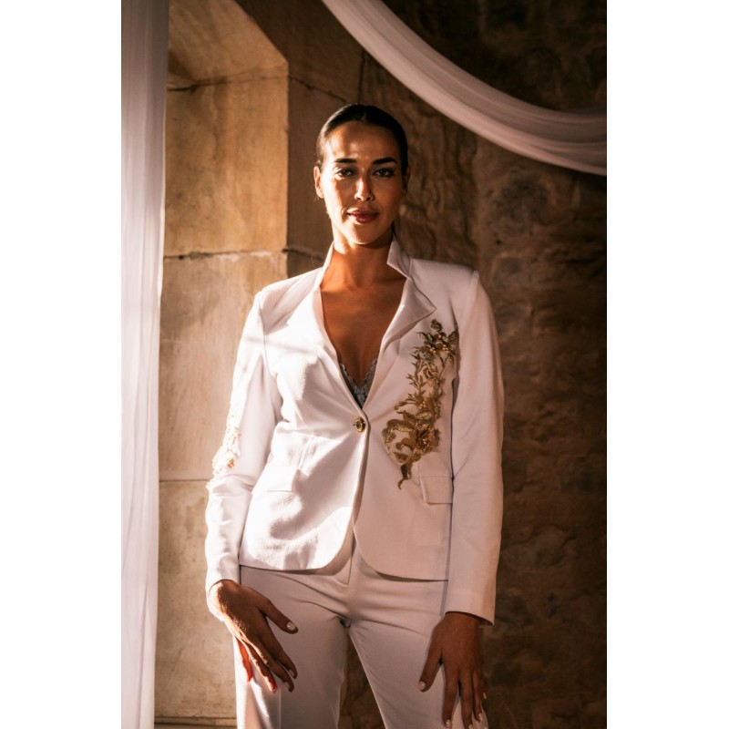 Blazer branco com aplicações douradas